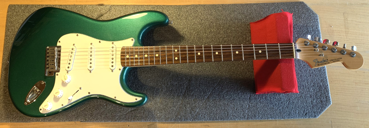 Fender Mex Stratocaster. Seymour Duncan (50's style pickups) Vintage Wiring Harness, Fender USA bridge, Fender USA locking tuners. Fender Mex Stratocaster. Seymour Duncan (50's style pickups) Vintage Wiring Harness, Fender USA bridge, Fender USA locking tuners.